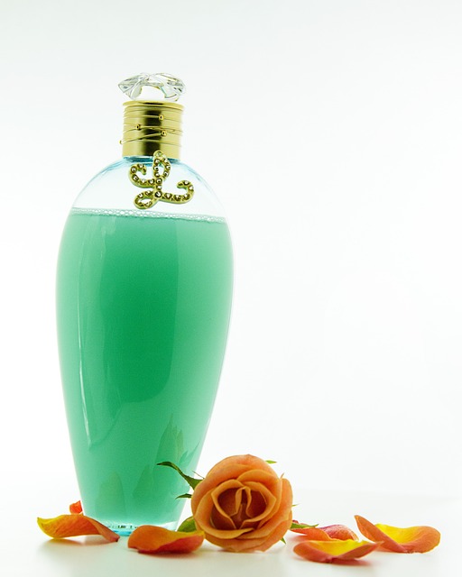 shampooflasche mit grünem inhalt